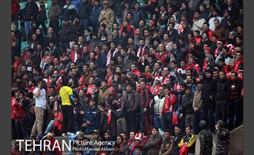 دیدار تیم های فوتبال نفت تهران و تراکتورسازی تبریز