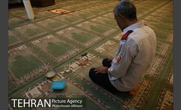 آخرین افطار ماه رمضان در کنار آتش نشانان شهر‎ 1