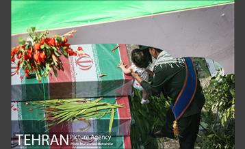 مراسم تشییع پیکرهای مطهر ۱۵۰ شهید تازه‌ تفحص‌ شده دفاع مقدس  - ۲ 17