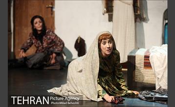 نمایش روز عقیم‎ 8