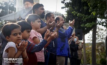 اقامه نماز عید فطر در امامزادگان پنج تن لویزان  12