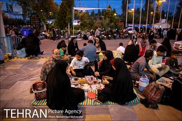 افطاری ساده در حاشیه نمایشگاه قرآن 16