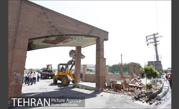 تخریب سردر پادگان جی 21