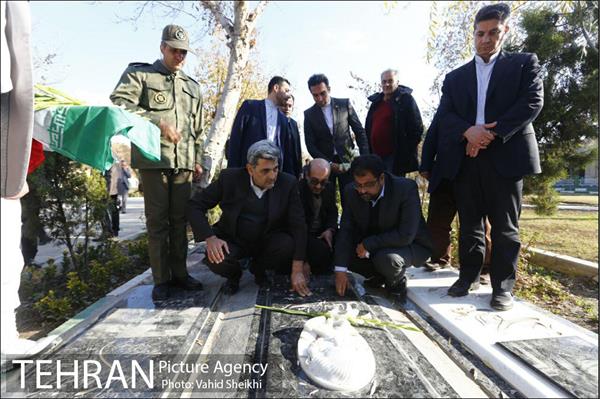زیارت شهردار تهران از قبور شهدای دفاع مقدس 11