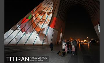 تصاویر سردار شهید قاسم سلیمانی بر دیوار برج آزادی 22