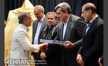 تجلیل از خبرنگاران و عکاسان عرصه دفاع مقدس با حضور شهردار تهران 37