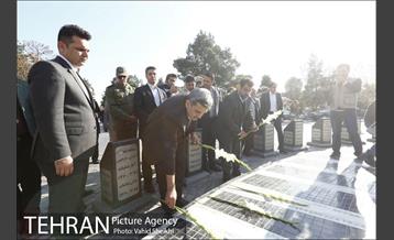 زیارت شهردار تهران از قبور شهدای دفاع مقدس 12