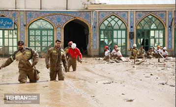تلاش نیروهای امدادی شهرداری تهران برای تخلیه مناطق سیل زده کن