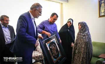 دیدار شهردار تهران با خانواده شهید حسینی 8