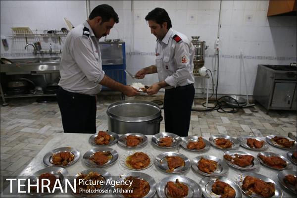 آخرین افطار ماه رمضان در کنار آتش نشانان شهر‎ 7