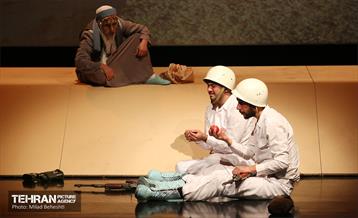 نمایش پیرزنی که در زمین خانه داشت‎ 5