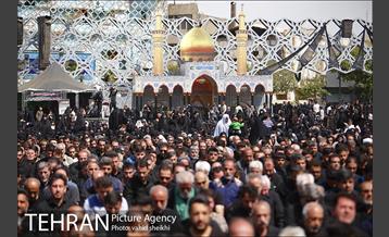 حضور شهردار برای اقامه نماز ظهر عاشورا در میدان امام حسین (ع) 6