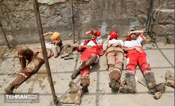 تلاش نیروهای امدادی شهرداری تهران برای تخلیه مناطق سیل زده کن