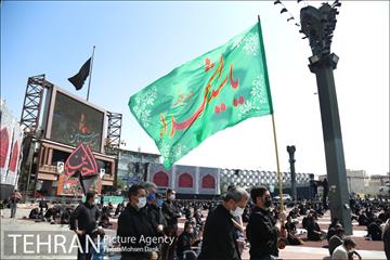 مراسم عزاداری ظهر عاشورا در میدان امام حسین(ع) 7