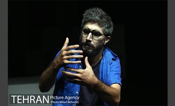 نمایش سفر به بی نهایت دور‎ 22