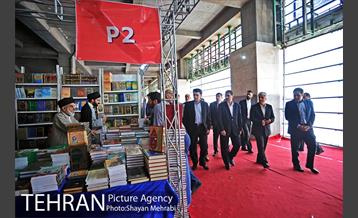 بازدید حسینی مکارم سرپرست شهرداری تهران ار نمایشگاه کتاب 34