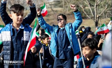 پنجره‌ای رو به آسمان آبی در منطقه 3 24