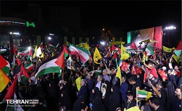 شادی مردم تهران پس از حمله موشکی ایران 4