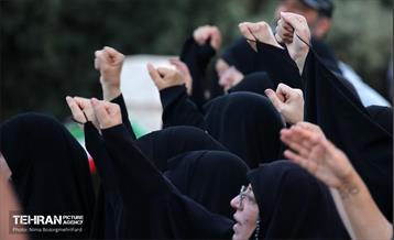 اهتزاز پرچم عزای حسینی بر فراز برج پرچم ایران 8