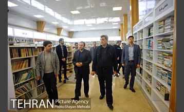 کتابگردی پیروز حناچی سرپرست شهرداری تهران در روز کتاب 13