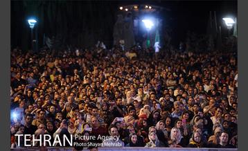 اجرای خیابانی محمد معتمدی و ارکستر سازهای ملی ایران در بوستان آب و آتش 6