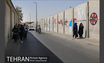 بازدید اعضا شورای شهر از دیوارنگاری جدار مترو خزانه 7